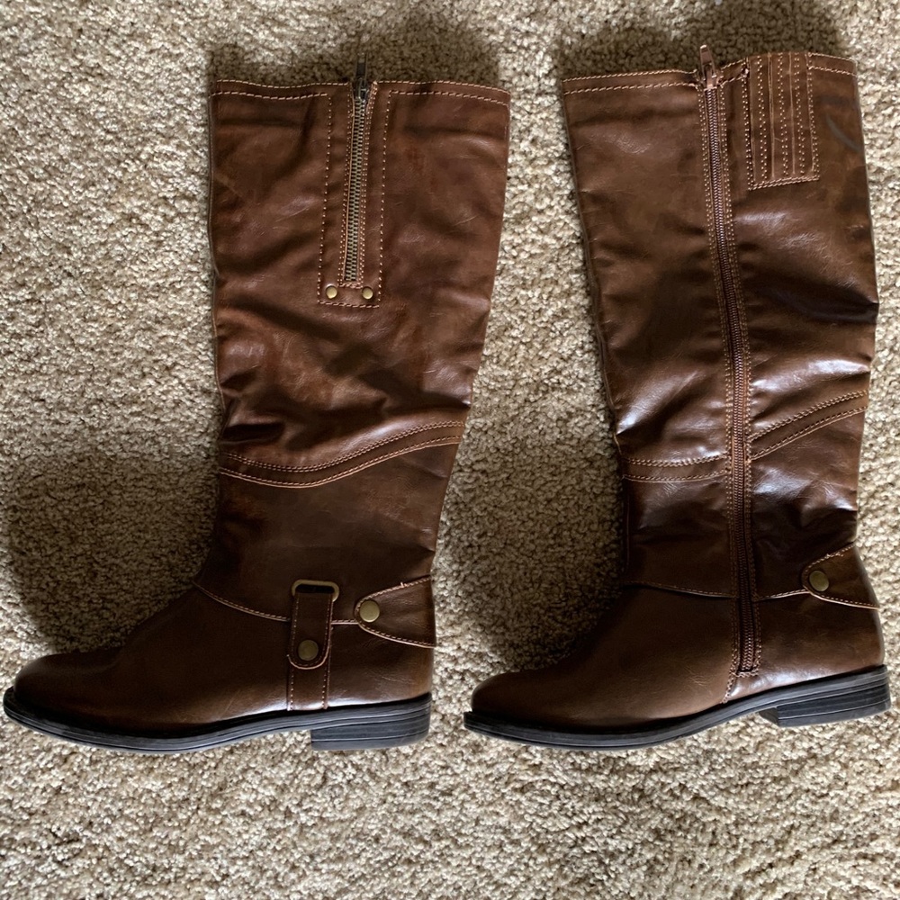 Women Boots ( like new ) size 7 but  7.5 can wear